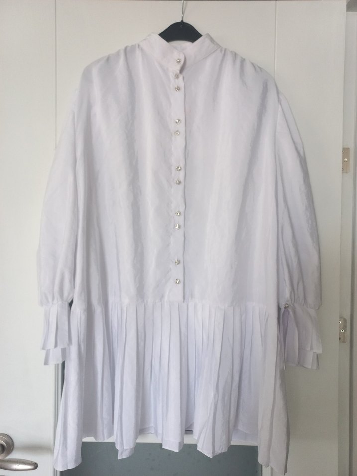 Beyaz Keten Pilili Yüksek Yakalı Midi Gömlek - Görsel 4