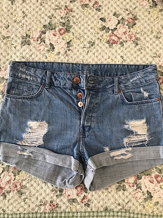 H&M marka yırtık, düğmeli kot şort