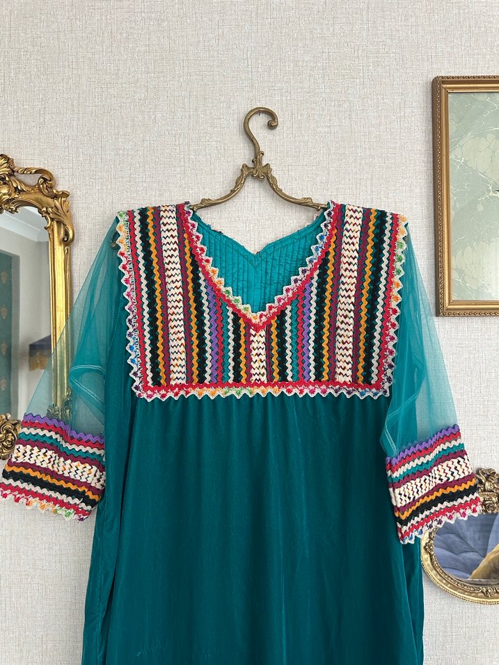 Güpür Detaylı Nakışlı Bohem Uzun Yöresel Kadife Elbise - Görsel 2