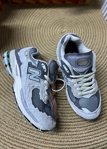 NEW BALANCE 2002R