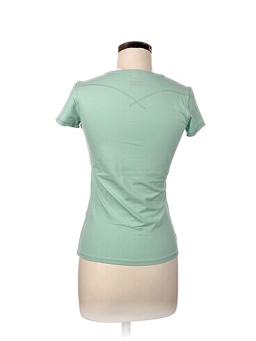 m Beden Levis T-shirt %70 İndirimli.