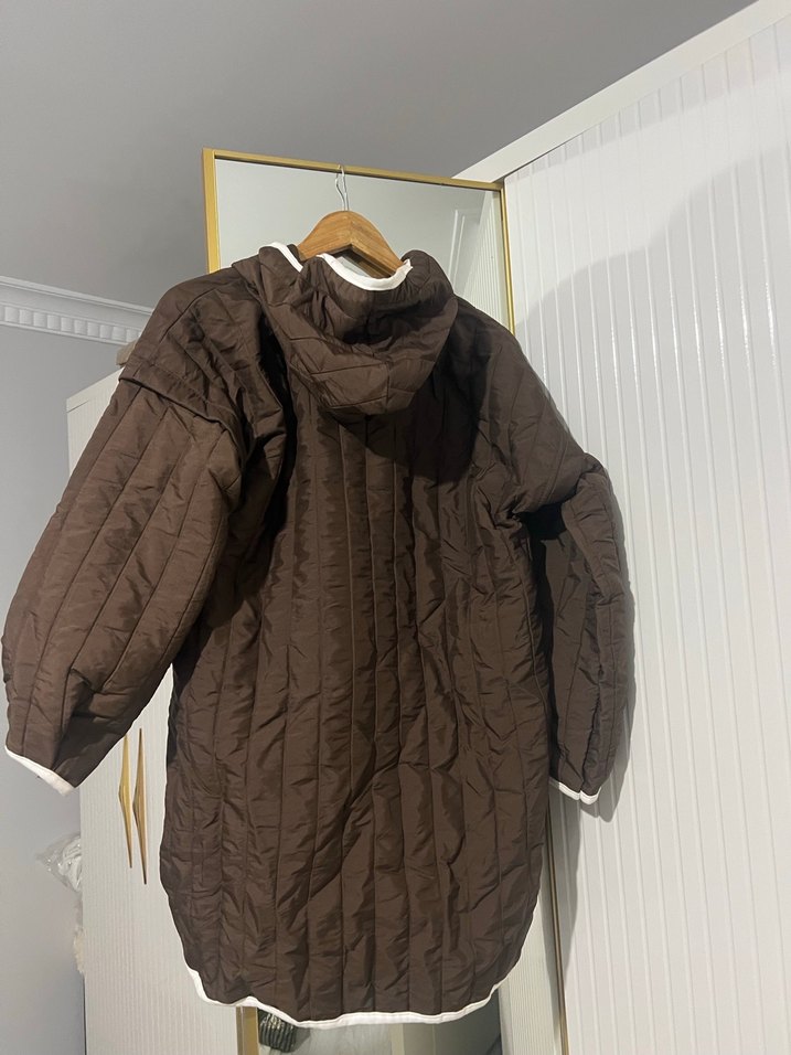 Kahverengi kapüşonlu kapitone ceket - Görsel 2