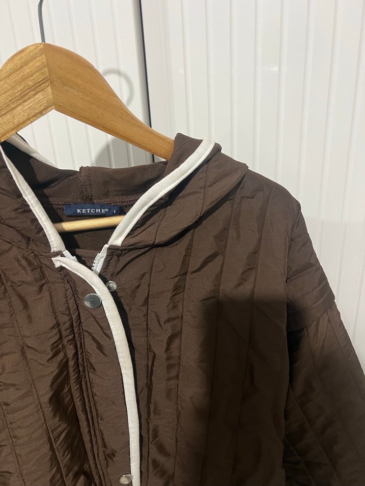 Kahverengi kapüşonlu kapitone ceket - Görsel 3