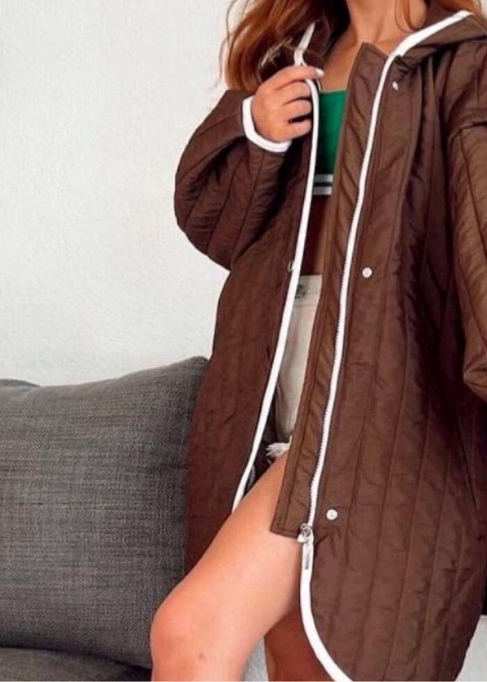 Kahverengi kapüşonlu kapitone ceket - Görsel 4