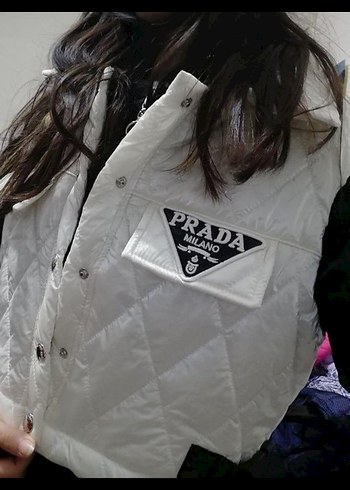 Prada Beyaz Dugmeli Kadin Sisme Yelek
