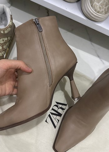 Zara Bej Deri İnce Topuklu Kadın Bot