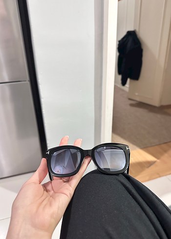 Parlak Siyah Kadın Güneş Gözlüğü - Görsel 3