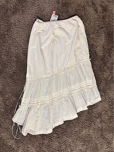 Stradivarius asimetrik boho beyaz etek