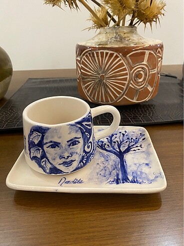 El yapımı seramik çay fincanı ve altı