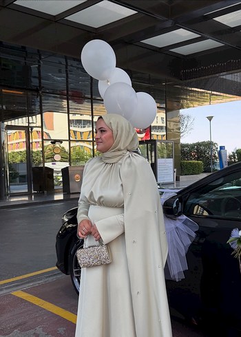 Zara Ayşegül Turhan dan abiye elbise