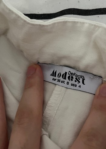 s Beden Beyaz Keten Kadın Pantolon arkasında minik lekesi var