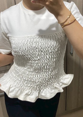Büzgülü ve Fırfırlı Beyaz Kısa Kollu Bluz - Görsel 3