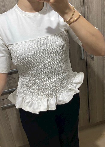 Büzgülü ve Fırfırlı Beyaz Kısa Kollu Bluz - Görsel 4