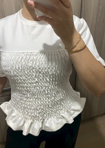 Büzgülü ve Fırfırlı Beyaz Kısa Kollu Bluz - Görsel 2