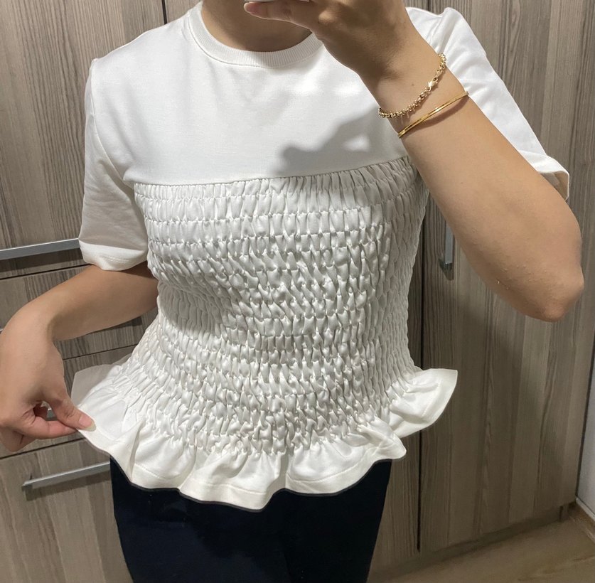 Büzgülü ve Fırfırlı Beyaz Kısa Kollu Bluz - Görsel 3