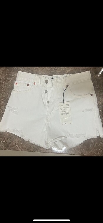 Zara Beyaz yırtık jean şort