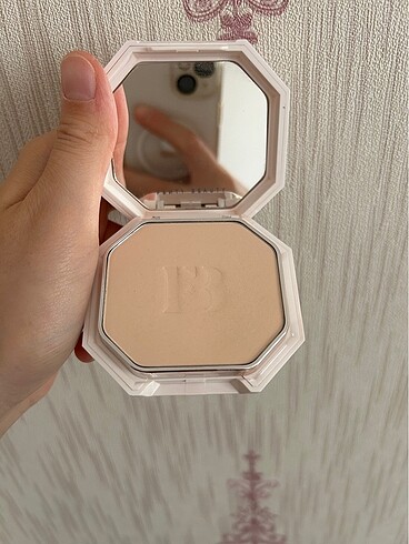  Beden Fenty Beauty Fondöten Pudra