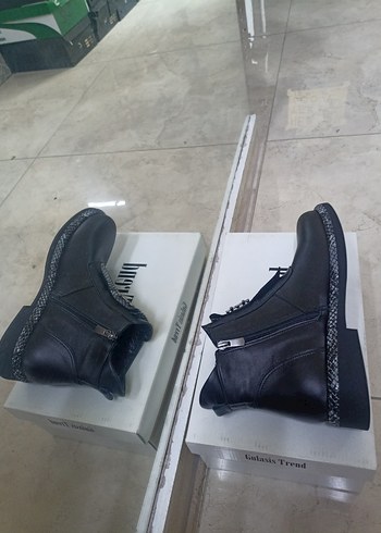 Siyah Yılan Desenli Kadın Botu Velcro - Görsel 4