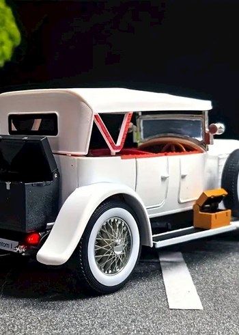 Beyaz Parlak Oyuncak Klasik Araba - Görsel 6