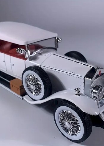 Beyaz Parlak Oyuncak Klasik Araba - Görsel 4