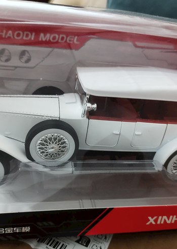 Beyaz Parlak Oyuncak Klasik Araba - Görsel 9