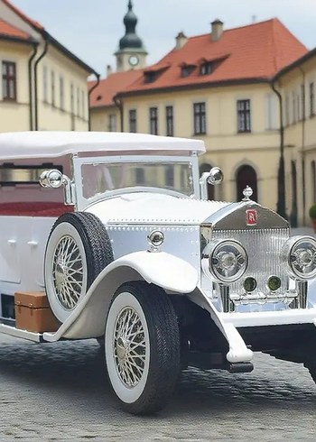 Beyaz Parlak Oyuncak Klasik Araba - Görsel 2