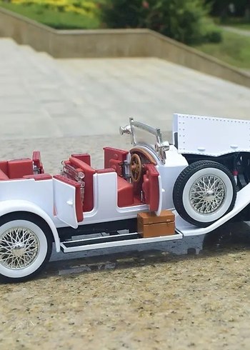 Beyaz Parlak Oyuncak Klasik Araba - Görsel 5