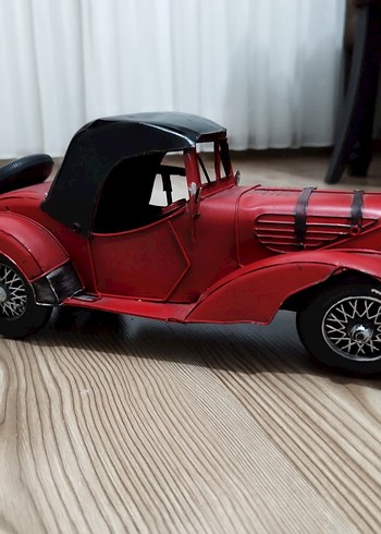 Klasik Kırmızı Oyuncak Araba - Görsel 2