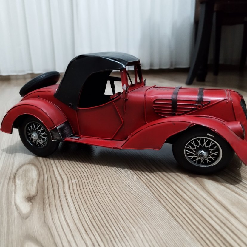 Klasik Kırmızı Oyuncak Araba - Görsel 2