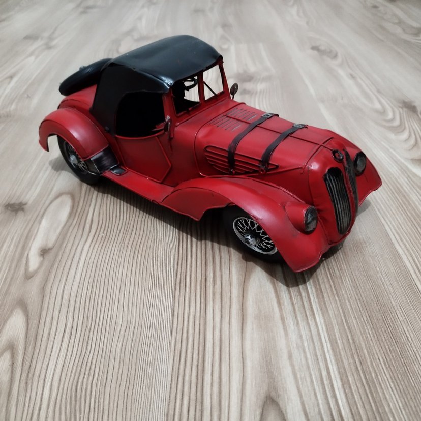 Klasik Kırmızı Oyuncak Araba - Görsel 3