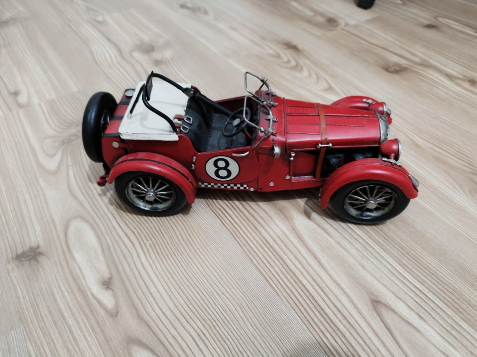 Kırmızı Numaralı Oyuncak Araba - Görsel 4