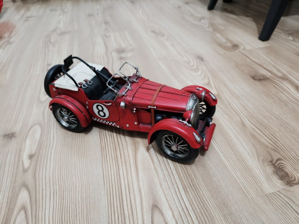 Kırmızı Numaralı Oyuncak Araba - Görsel 3