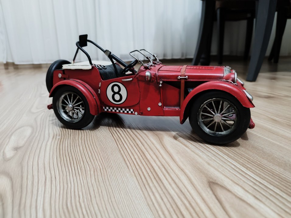 Kırmızı Numaralı Oyuncak Araba - Görsel 2