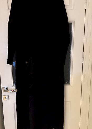 Siyah kabartma harf detaylı kışlık düz kesim elbise  - Görsel 3