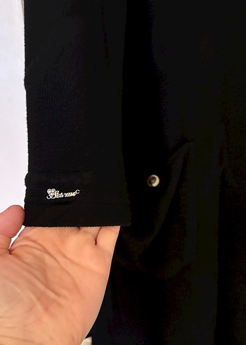 Siyah kabartma harf detaylı kışlık düz kesim elbise  - Görsel 4