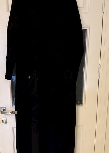 Siyah kabartma harf detaylı kışlık düz kesim elbise  - Görsel 2