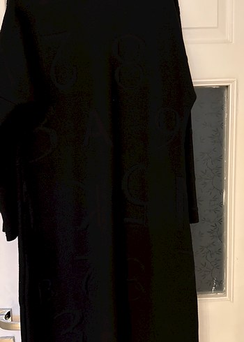 Siyah kabartma harf detaylı kışlık düz kesim elbise  - Görsel 9