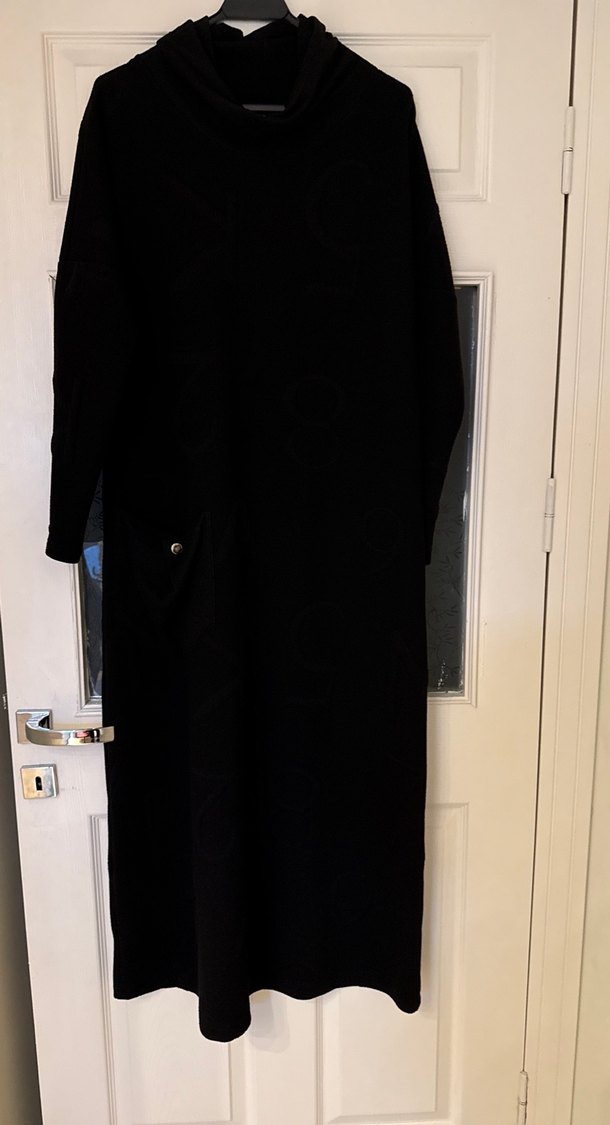 Siyah kabartma harf detaylı kışlık düz kesim elbise  - Görsel 3