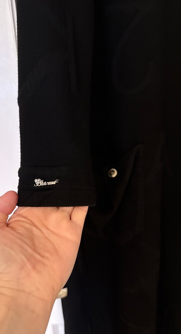 Siyah kabartma harf detaylı kışlık düz kesim elbise  - Görsel 4