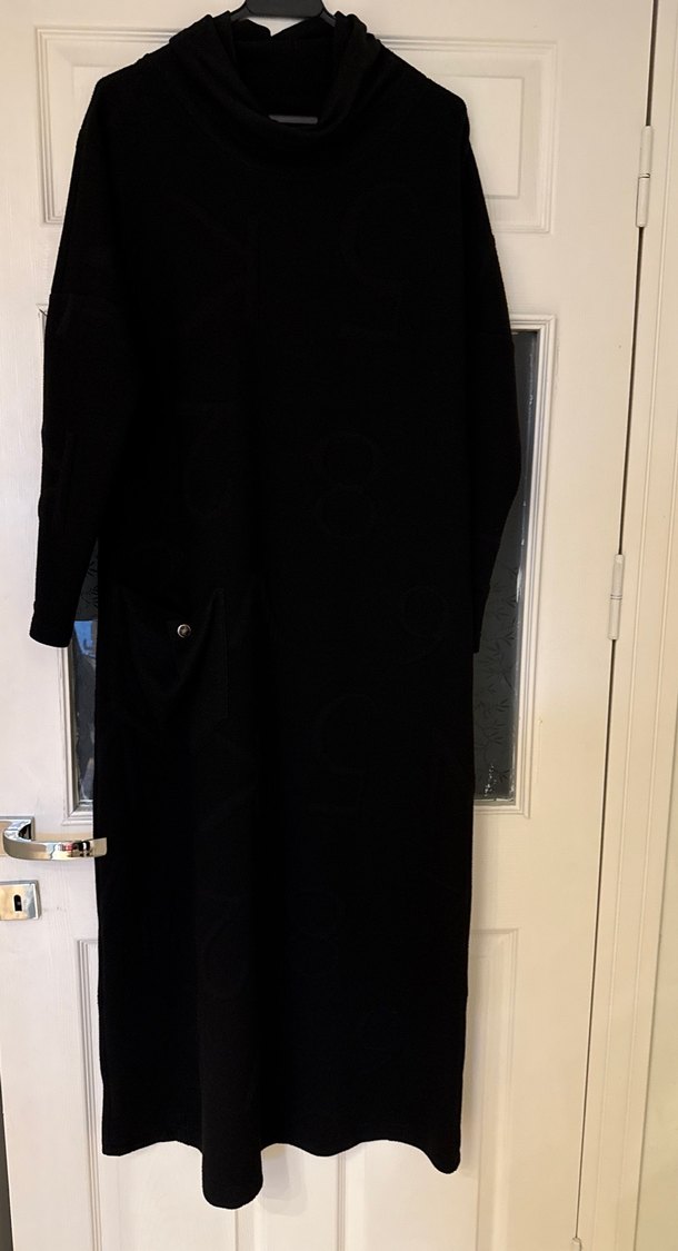 Siyah kabartma harf detaylı kışlık düz kesim elbise  - Görsel 2