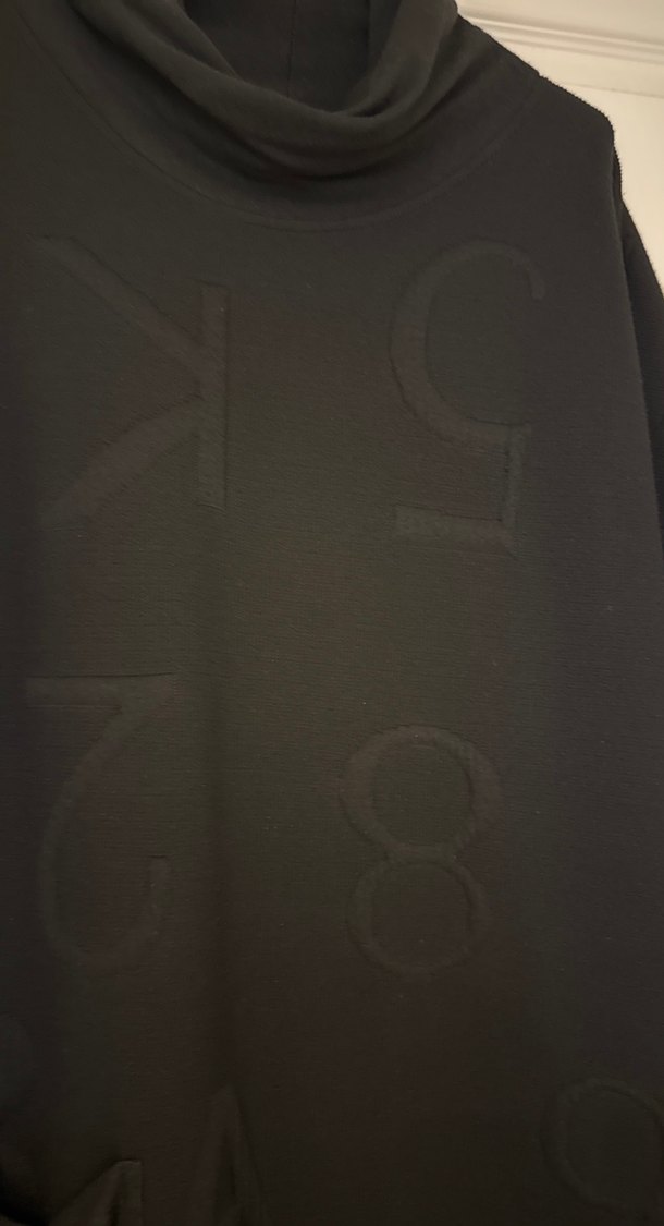 Siyah kabartma harf detaylı kışlık düz kesim elbise  - Görsel 5