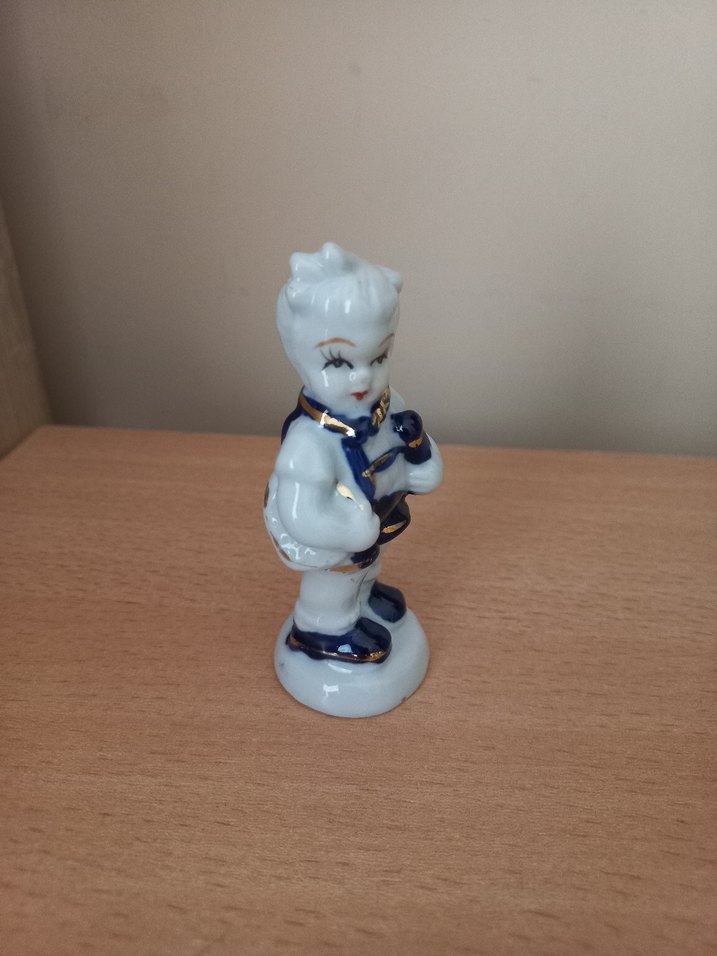 Beyaz ve Gri Minyatür Figürin - Görsel 2