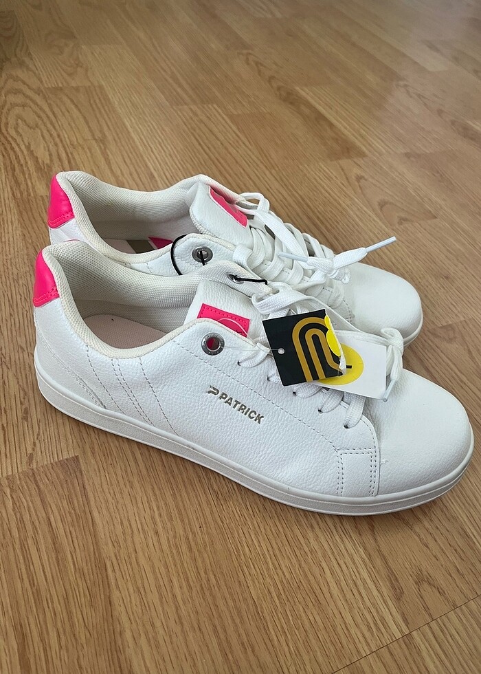 Beyaz spor ayakkabı - Görsel 2