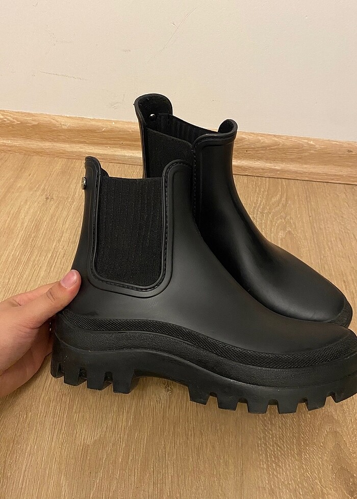 Siyah Kadın Bot - Görsel 2