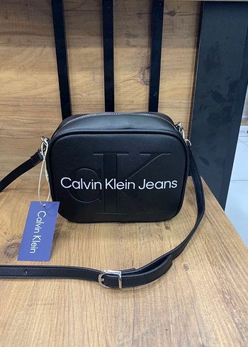 Calvin Klein Siyah Deri Kadın Çapraz Çanta