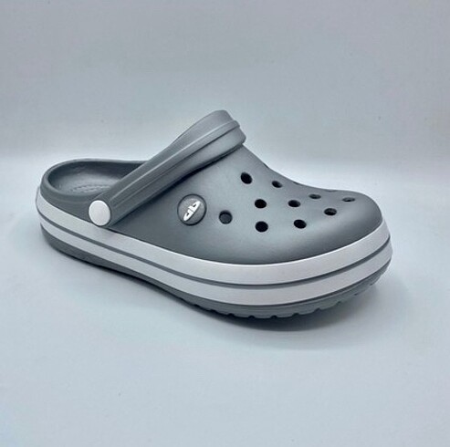 Gri crocs