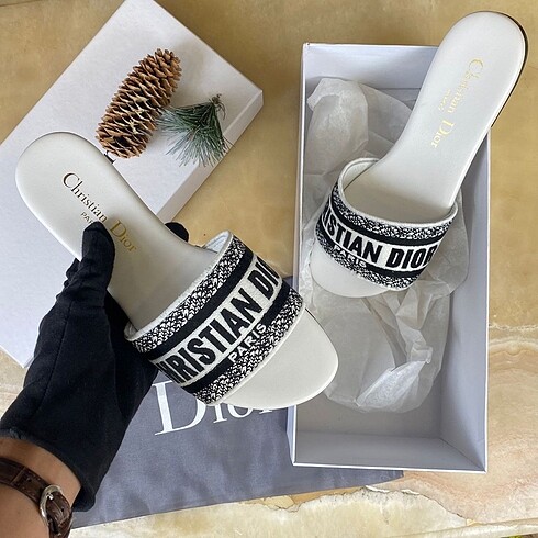 Beyaz dior terlik
