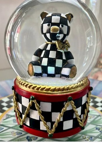 Mackenzie Childs Siyah Beyaz Damalı Ayıcık Kar Küresi - Görsel 2