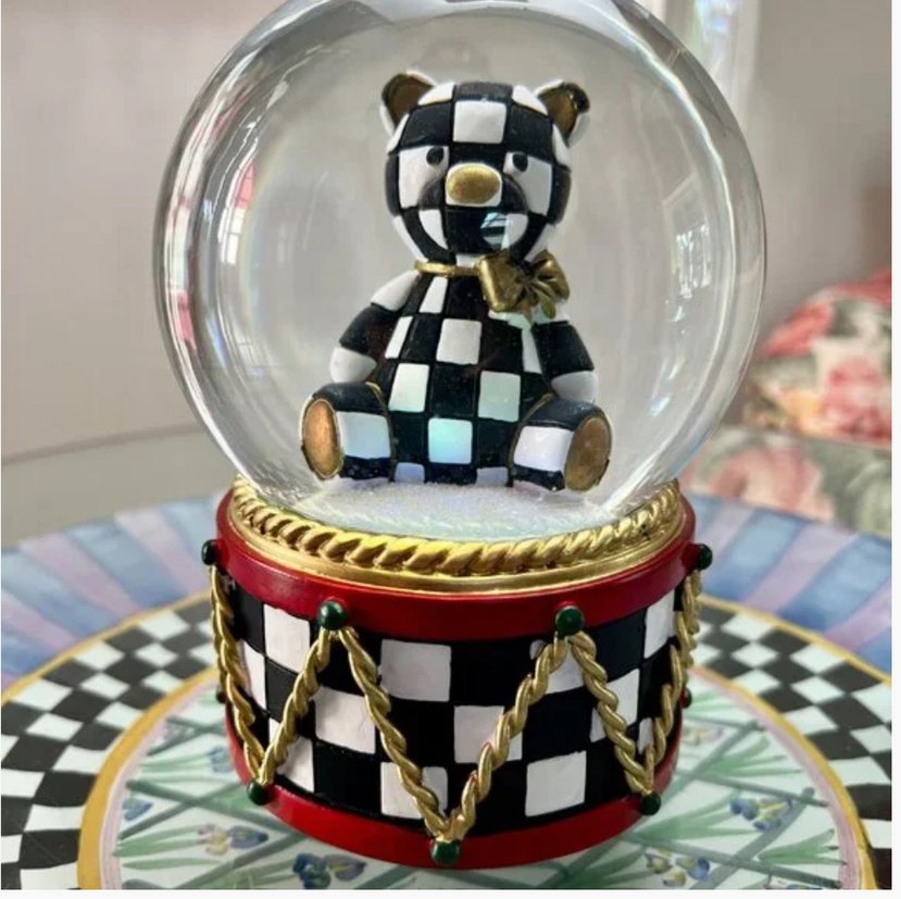 Mackenzie Childs Siyah Beyaz Damalı Ayıcık Kar Küresi - Görsel 2