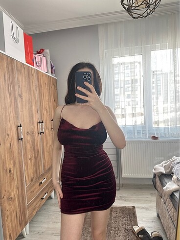 Sırt detaylı bordo elbise